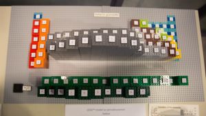 Persson har byggt olika legovarianter av det periodiska systemet. Den här versionen, som visar ämnets densitet, visas på NTNU tillsammans med flera andra modeller. Det periodiska systemet byggt i en 3d version i lego.