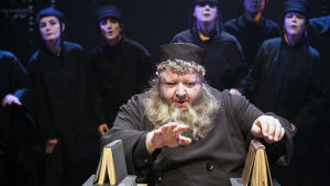Kaj Takolanders fingrar dansar på linan Kaj Takolander i rollen som rabbinen Azriel