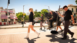 Allt var bättre förr. Vackra kvinnor och manliga män - Tarantinos rollkaraktärer följer gamla mönster i ny film. Margot Robbie följs av fotografen och hans team under inspelningen av Once Upon a Time in Hollywood.