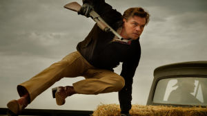 Mannen och hans bästa vän. Leonardo DiCaprio levererar som Rick Dalton. Rick Dalton hoppar av ett pick up-flak med ett gevär i högsta hugg.