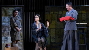 Madame Butterfly avvisar ett frieri. På bilden Jeni Packalen som tjänarinnan Suzuki, Hyeseoung Kwon som Butterfly och Dong-Hoon Han som prins Yamadori. Foto från Madame Butterfly på Nationaloperan.
