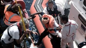 Människor räddas från en gummiflotte till räddningsfartyget Aquarius Människor räddas från en gummiflotte till räddningsfartyget Aquarius