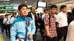 Många japaner anser att kraven på att lyckas är alldeles för stora. Män som vandrar i metron i Tokyo