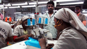 Suomalaisten vaatemerkkien paitoja ommellaan Bangladeshin tehtaassa