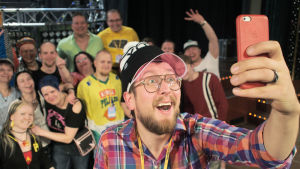 Dokumentin kuvaamiseen osallistuneet fanit kokoontuivat Parasta ennen -risteilylle. DJ Matti Airaksinen ja ysäristifaninsa