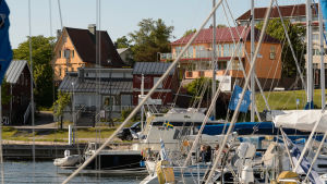 Båtfararna ser huset när de kommer in mot Hangö. Mau-Mauhuset i bakgrunden sett från havet.
