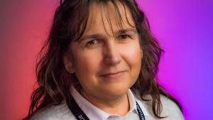 Maria Bäck, utbildningsansvarig för kulturproducentlinjen på Arcada Maria Bäck ser in i kameran