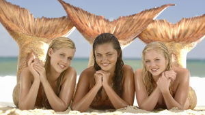 Nuortensarja H20. Kuvassa Merenneidot Emma (Claire Holt, vas.), Cleo (Phoebe Tonkin, kesk.) ja Rikki (Cariba Heine, oik.)