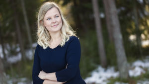 Sandra Ahtola vill jobba för jämställdhet inom alla sektorer i Raseborg. Personporträtt av Sandra Ahtola.