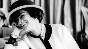Coco Chanel var en stilikon som bidrog till att göra solbrännan trendig. Coco Chanel lutar mot sin hand.