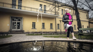 Marjut Jyrkinen är forskare i genusvetenskap och biträdande professor vid Helsingfors universitet. Hon anser att kvinnor i övergångsåldern redan tampas med många fördomar och att öppet tala om sina fysiska besvär inte nödvändigtvis skulle hjälpa. Men det beror på vilken position man har och var man jobbar, säger hon. marjut jyrkinen