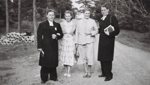 Houtskärs Kyrkliga Folkhögskolas rektor Bror Borgar, fru Greta, rektor Thure Eriksson och hans fru Gunvor. Rektor Bror Borgar, fru Greta, rektor Thure Eriksson och hans fru Gunvor utanför Församlingshemmet, Houtskärs Kyrkliga Folkhögskola.