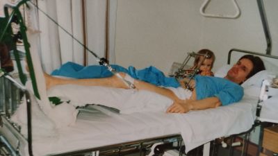 Man ligger i sjukhussäng