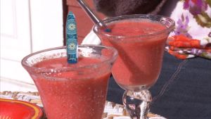 Smoothie med jordgubbar och nyponpulver. Smoothie med jordgubbar och nyponpulver.