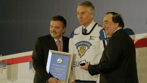 Kalevi Numminen (i mitten) Kalevi Numminen introducerades till IIHF Hall of Fame år 2011.