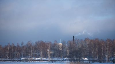 Forcits fabrik i Hangö sedd på avstånd, vinterlandskap.
