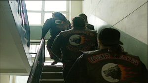 Night Wolves jengin jäseniä rappukäytävässä
