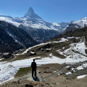 Kapellimestari Pietari Inkinen kotimaisemassa Sveitsissä koronakeväänä 2020, taustalla Matterhornin huippu.