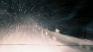 Grönholm mötte två hårda snöstormar på vägen. Snöstorm på bilvägen fotad från framsätet i en bil.