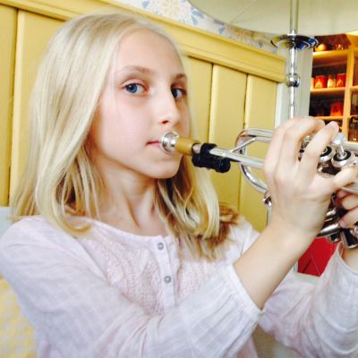Aylin Sahin soittaa trumpettia.