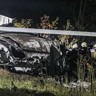 Pelastusviranomaiset tutkivat turmakonetta Harkovan lähellä Ukrainassa.