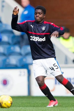 Atakayi spelade i Youth Cup-finalen med sitt Rangers. Serge Atakayi värmer upp i Skottland.