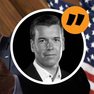Representanthusets avsatta talman Kevin McCarthy och Svenska Yles USA-korrespondent Daniel Olin. Bildmontage.