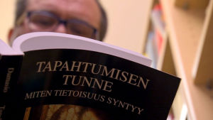 Jyrki Korkeila lukee kirjaa Tapahtumisen tunne - Miten tietoisuus syntyy