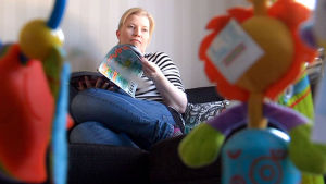 Susanna Mäki-Petäjän esikoinen, Josua-poika, sai avun refluksisairauteen kahden vuoden iässä. Susanna Mäki-Petäjä istuu sohvalla ja lukee lehteä.