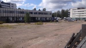 Nu hoppas man att en utbyggnad av köpcentret med stenläggningar och planteringar omkring ska leda till mindre handelsflykt till Esbo. Här ska det planerade köpcentret byggas.