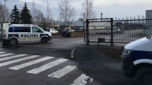 Många polispatruller och beväpnade poliser var på plats. Poliisiautoja Karapellontiellä Espoossa.