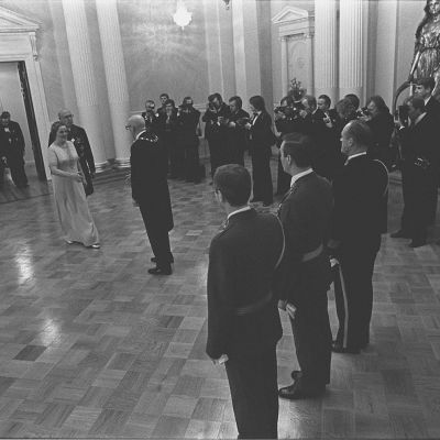 President Urho Kekkonen tar emot de första gästerna i slottet 1975.
