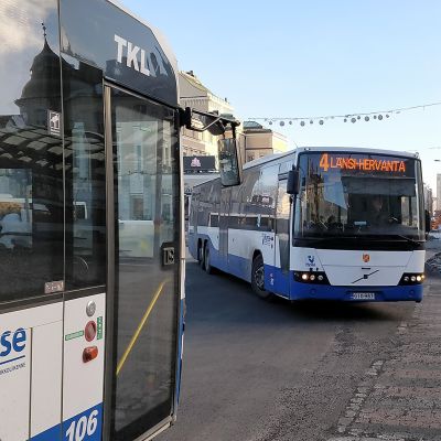 Busseja Tampereen keskustorilla.