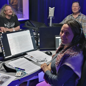 Luontoillan studiossa istuu viisihenkinen asiantuntijajoukko juontajanaan Minna Pyykkö.