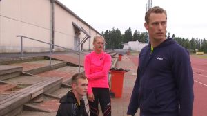 Viktor Östman för ett par år sedan tillsammans med Erica Hjerpe och tränaren Mikael Westö. Victor Östman, Erica Hjerpe och Mikael Westö hoppar stav.