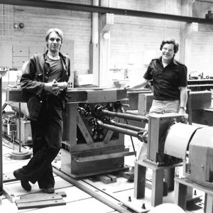 Ari Numminen koneasentajana Otaniemen koneenrakennuslaboratoriossa 1980 vuoden paikkeilla