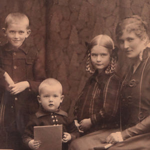 Wäinö Solan perhe vuonna 1916.