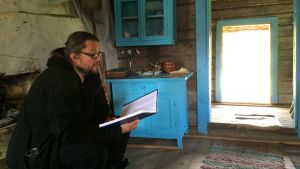 Taiteellinen johtaja Taito Hoffrén laulaa Haikolan sähköttömässä kylässä säkeitä Kalevalan ensimmäisestä versiosta