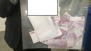 I samband med utredningen av misstänkt skattebrott beslagtogs 100 000 euro i ett kuvert i en privat bostad. Bevismedel – pengar.