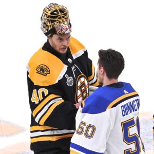 Tuukka Rask tackar målvaktskollegan Jordan Binnington efter den avgörande matchen. Tuukka Rask tackar målvaktskollegan Jordan Binnington efter den avgörande matchen.