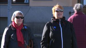 Lilian Söderman och Britten Nylund i trafikljusen vid järnvägsstationen i Vasa. Lilian Söderman och Britten Nylund gillar inte ljudlösa trafikljus.