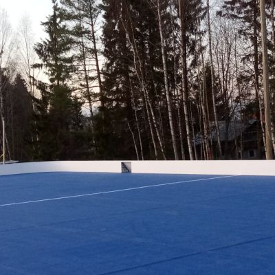 Poika juoksee salibandykentällä.