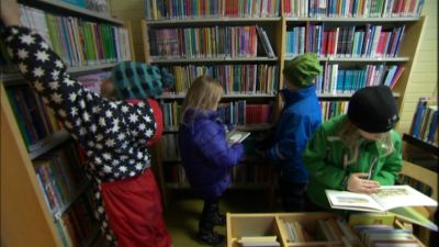 Skolbarn lånar böcker i Bergö bibliotek, Malax
