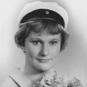 Tarja Halosen ylioppilaskuva vuodelta 1962. nuoren naisen ylioppilaskuva