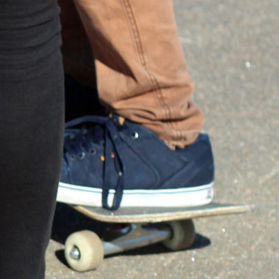 Fötterna på två ungdomar med skateboards.