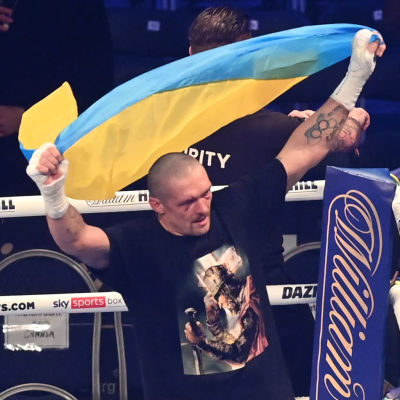 Oleksander Usyk firar segern.