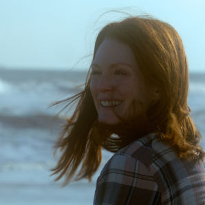 Julianne Moore muistisairaana Alicena elokuvassa Edelleen Alice.