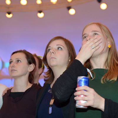 Ensimmäiset tulosennusteet hiljensivät FDP-puolueen vaalivalvojaisiin kerääntyneet puolueen kannattajat.
