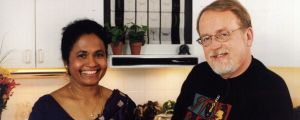 Srilankalainen vieras Bridget Nyström ja toimittaja Johan von Bonsdorff ohjelmassa Kaiken maailman makuja Bridget Nyström ja Johan von Bonsdorff ohjelmassa Kaiken maailman makuja