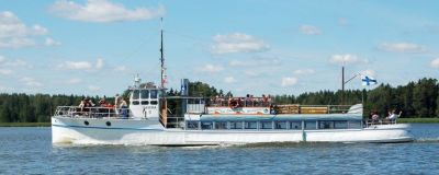 Flaggan svajar då M/S Sandra D glider fram längs vattnet.